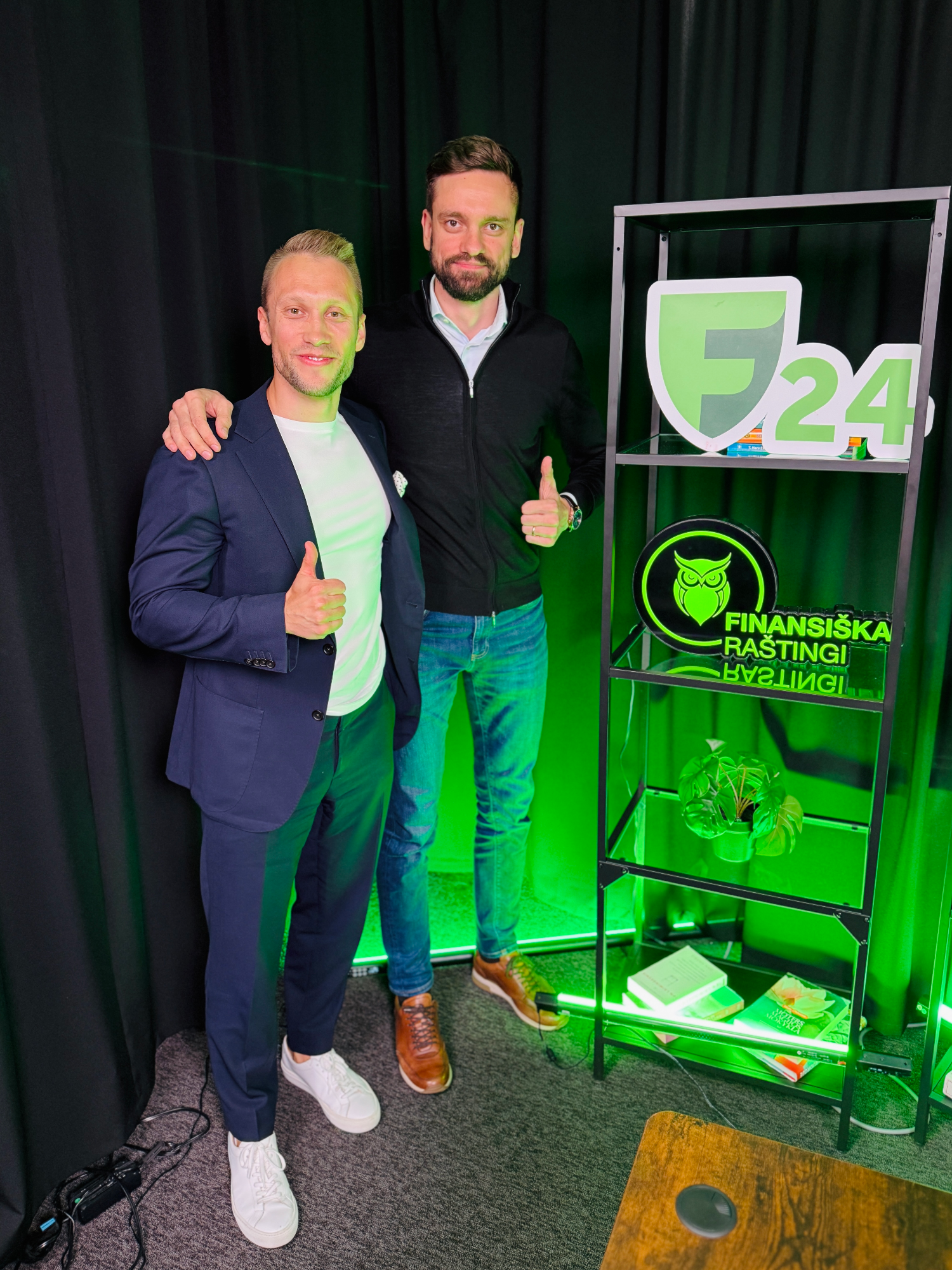 🚀 Lietuvio planas – MILIJARDAS eurų iš butų nuomos! Ar įmanoma Lietuvoje sukurti verslą, kurio vertė siektų milijardą? „Kaita Group“ įkūrėjas Mindaugas Galinaitis sako TAIP ir atskleidžia savo planą, kaip nuo 1000 nuomojamų butų pereiti prie 5000 visoje Europoje. 🤯 Naujausioje „Pociūnas Podcast“ laidoje Mindaugas atvirai papasakojo: 🔹 Kaip gimė „kolivingų“ idėja ir kodėl jiems prireikė 700 kv. m. bendrų erdvių? 🔹 Kokia yra tikroji sėkmės paslaptis, kai dirbi su draugais ir valdai milijonines investicijas? 🔹 Kodėl atsargumas ir gebėjimas pasakyti „NE“ pelningam projektui gali išgelbėti nuo bankroto? 🔹 Ir svarbiausia – kokį vieną patarimą jis duotų kiekvienam, norinčiam pradėti verslą (atsakymas jus nustebins!). Jei galvojate apie investavimą į NT ar nuosavą verslą – šis pokalbis yra PRIVALOMAS. 💬 Kaip manote, ar nekilnojamas turtas vis dar yra aukso kasykla? Pasidalinkite nuomone komentaruose! 🔗 Video mano Youtube kanale! #NTverslas #MilijardieriausPlanas #Investavimas #KaitaGroup #MindaugasGalinaitis #VersloPaslaptys #PociunasPodcast