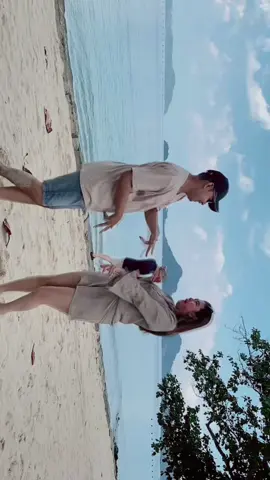 Terngiang-ngiang mulu #timurkebaratselatankeutara sampe ada orang lewat, bajoget saja kitaa😂😂 #fyp #beach #lampung #fypシ 