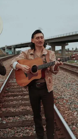 Put a tuba on a country tune and y’all loved it… thank you for 10k streams on “Falling Again” 🇺🇸🇲🇽 . #chrislogan #thebordertownkid #bordertownsound #countryfromtheborder #fallingagain  