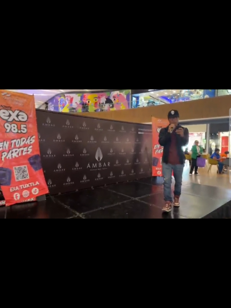Tache KM rapeando en Exa FM, Plaza ámbar Fashion Mall Tuxtla Gutierrez Chiapas! Kilometraje Crew en Yotube #Rap #Letras #tuxtlagutierrez #musica #Exa #cantante #chiapas 