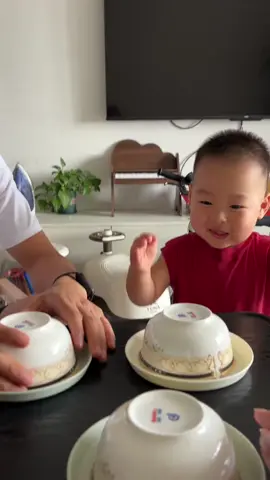 让爸爸给剩一口，妈妈的咬一口都给妈妈，还是有区别👍👍👍#萌娃#可爱#小小年纪就这么懂事#分享美食#记录日常生活里的快乐瞬间 
