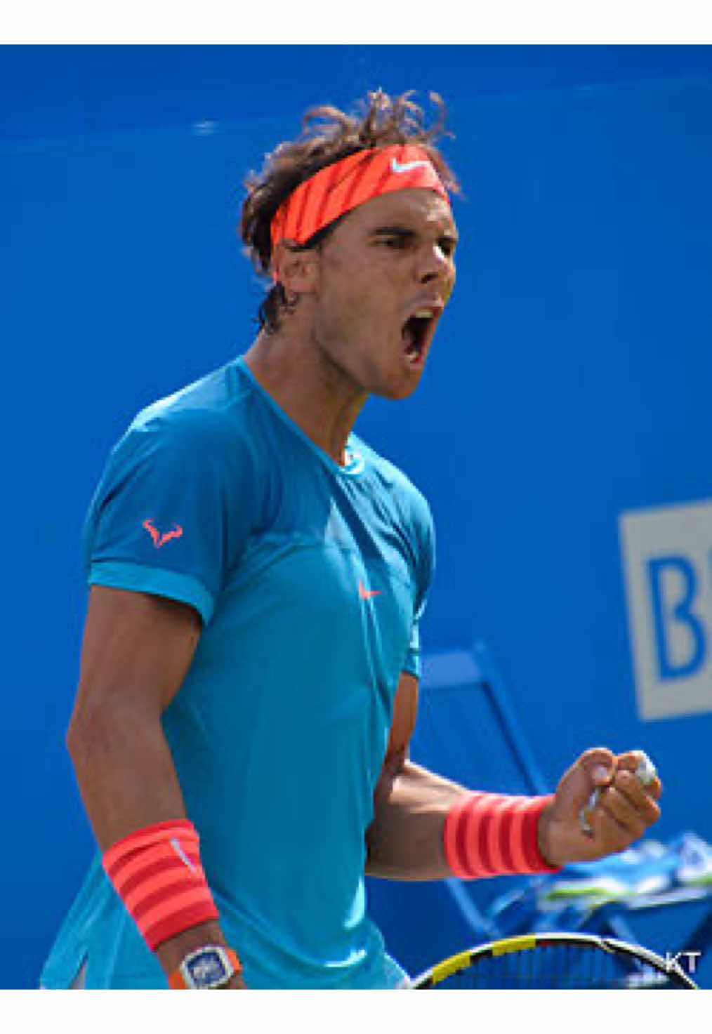 diferencia entre ganar y perder empieza antes del primer punto. En este vídeo, no solo ves a Nadal calentando, ves el poder de la preparación mental en acción. Mientras sus rivales esperan, él ya está compitiendo. • Activación fisiológica→ Poner el cuerpo en marcha activa la mente y la concentración. • Visualización en movimiento→ Simular la acción antes de que ocurra refuerza la confianza. • Dominio del entorno→ Llegar preparado impone respeto y marca la diferencia. Ganas antes de salir. Dominas antes de jugar. Las herramientas mentales lo son todo. ¿Las usas o sigues esperando a que empiece el partido? #CuerpoYMente #MentalidadGanadora #PNL #ActitudCampeona #CoachingDeportivo   