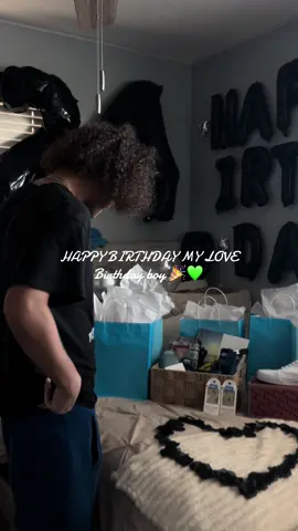 He Got home about 5:00am from work! Suprised him in the morning with decorations & some starbiess💚 & his gifts!! 🎁 #birthdayboy #boyfriend #mylove #leoszn #august17th 