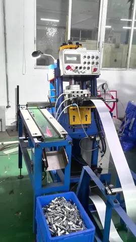 It turns out that 24/6 staples are produced like this, do you know?We need to use this nail when sorting out documents. #staple #staplemakingmachine #stapleformingmachine #staplepin #كتابة_على_الفيديوهات💞🖇️ 