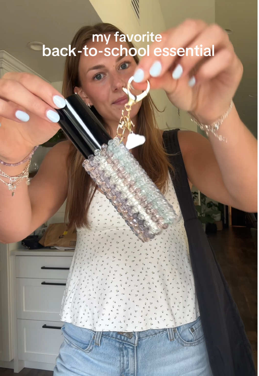 this dry shampoo bag charm is perfect for your purse, gym bag, or backpack! @Odele Beauty @🌸Susan Alexandra🎀  #odelepartner #odele #haircare #dryshampoo #collegeessentials 