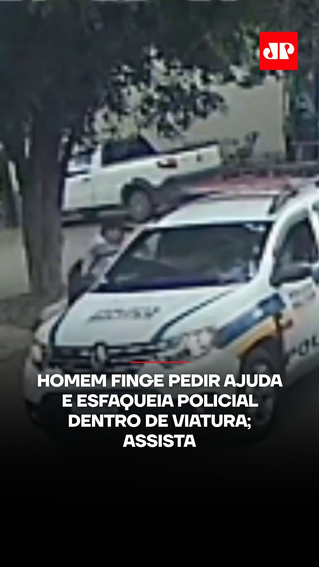 Um ataque contra policiais foi registrado pelas câmeras de segurança de um estabelecimento em Nova Belém, cidade do Rio Doce, em Minas Gerais, na manhã deste sábado (16). Por volta das 10h, um homem de 47 anos fez sinal para uma viatura da Polícia Militar que passava pela rua. Os policiais pararam e, imediatamente, o homem se lançou pela janela do passageiro e esfaqueou um dos agentes. Ele chegou a se afastar, mas permaneceu esperando o policial sair da viatura para desferir novos golpes. No entanto, o agente disparou duas vezes, e o criminoso caiu. Segundo a corporação, o homem morreu no local. O policial sofreu dois cortes profundos na mão e um corte superficial na testa, mas passa bem. O ataque pode ter sido motivado pela apreensão de uma motocicleta feita pelos mesmos agentes dias antes. 📺 Confira na JP News e Panflix #PM #políciamilitar polícia #ataque #viatura #MinasGerais #MG