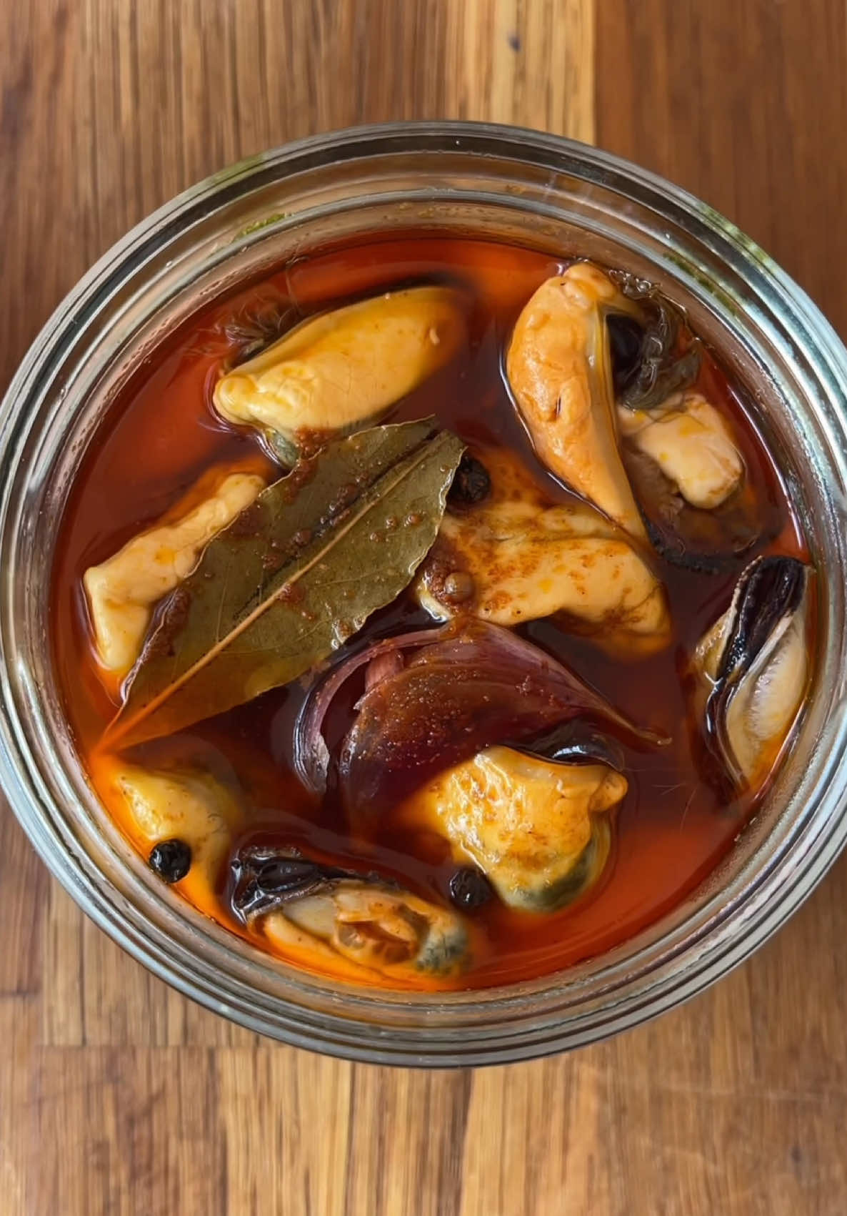 MEJILLONES EN ESCABECHE CASEROS @personalxef 👉🏻Te enseñamos a preparar mejillones en escabeche caseros, son fáciles de hacer y realmente vale la pena el sabor extra de preparalos en casa.  💡Recuerda que los mejillones tienen que estar cocidos antes de escabecharlos, los puedes comprar previamente cocidos o hacerlos al vapor (en una olla con un dedo de agua, colocamos los mejillones, tapamos y los dejamos hasta que se abran). 📲Tienes la receta con todos los detalles colgada en nuestra web www.personalxef 📩Etiqueta o envíale este post a aquella persona con la que te los comerías😉 Y si te gusta lo que hacemos, dale al ❤️ que así nos ayudas mucho y nos hace mucha ilu ¡GRACIAS! ¿Te animas a prepararlos? #mejillones #mejillonesenescabeche #escabeche  