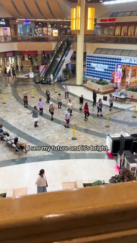The lady with the white shorts is my bias #hawaii #fypシ #xyzbca 