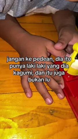 moga aja lewat di beranda dia, terus komen “iya gw jujur bukan lu”, nah setidaknya gw tau gw harus maju apa mundur #galau #cinta 