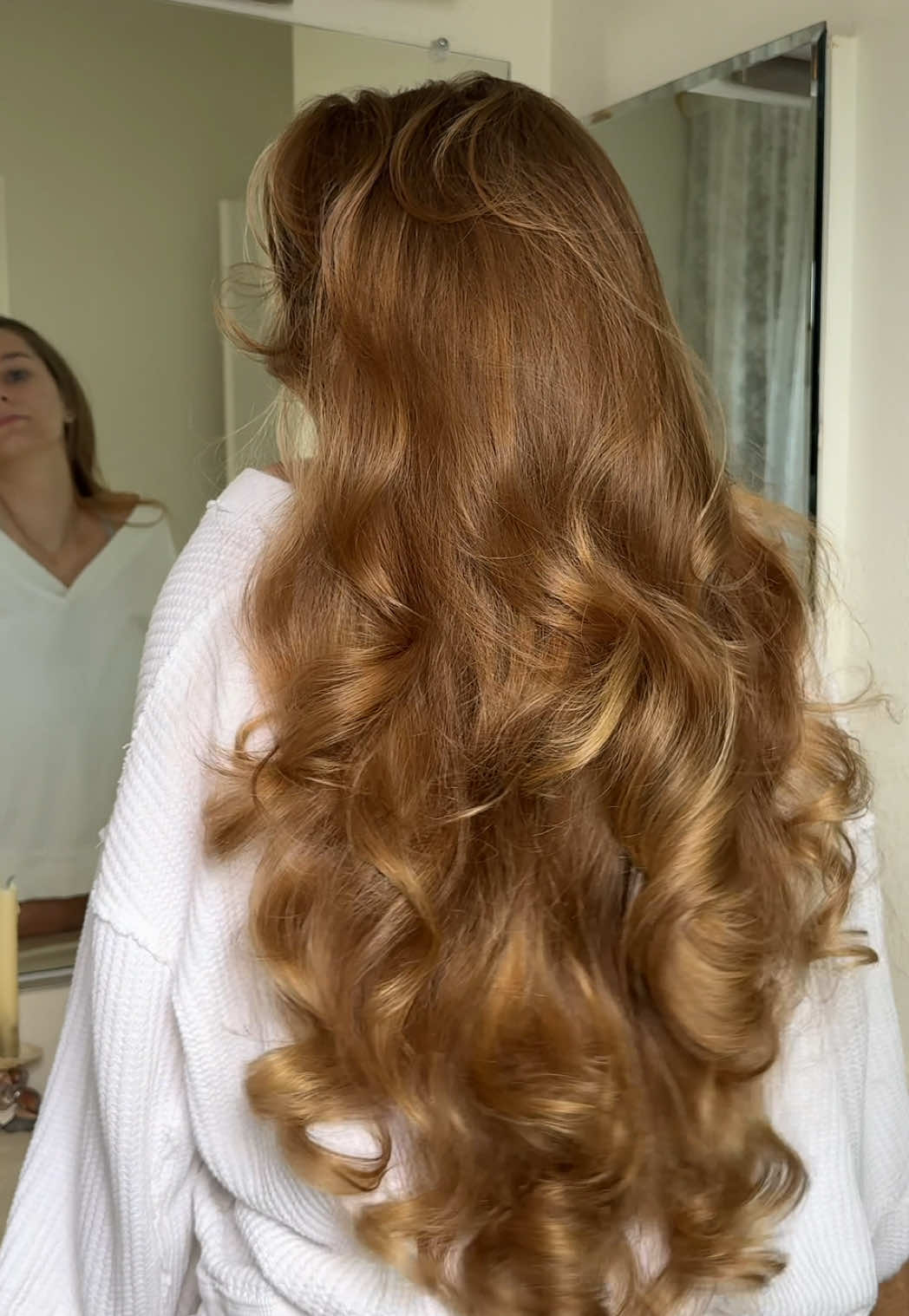 how i keep my hair shiny✨ -hair oil on mids and ends every morning and night (fav hair oils linked on shopmy in bio) -kerastase night serum on mids and ends every night -limited heat 1-2x a month always with heat protectant  -LOTS of heatless curls  -redken acidic hair gloss every 1-2x a week -weekly hair mask     p.s. my hair without haircare is very dull and not shiny so my shininess is most definitely not genetics🤎       #hairtok #haircare #longhair #shinyhair #healthyhair 