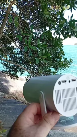 Projetor hy300 na praia
