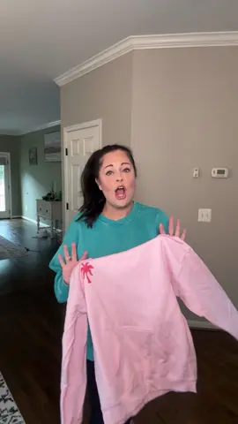 This pink palm puff sweatshirt is everything to my daughter! #PinkPalmPuff #Preteen #TeenageDaughter #TeenageGirl 