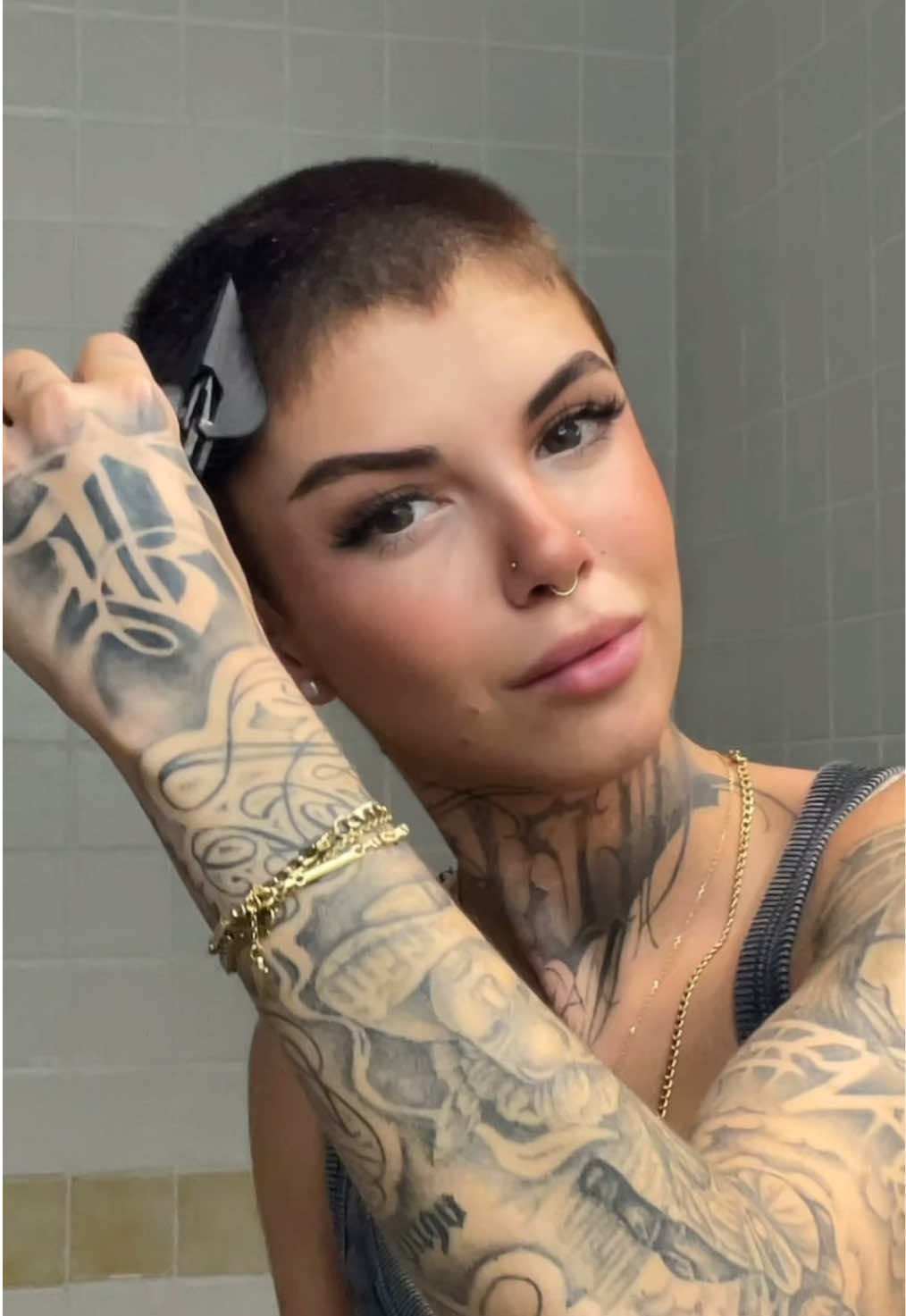 Raparme no es una señal de estar mal, al contrario: es cuando más fuerte y viva me siento 🌟👩🏽‍🦲 ¿Quién más se atrevería a un cambio así? #cambiodelook #cambioradical #parati #blondehair #buzzcut   