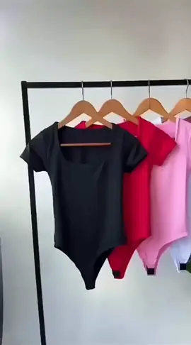 👗 Kit 3 Bodys Femininos – decote quadrado, manga curta e tecido suplex de alta qualidade! ✨ Modela o corpo e combina com qualquer look. ☀️ Tendência do verão e peça curinga no guarda-roupa. 🚨 APROVEITE! Estoque limitado! 💬 Comente 