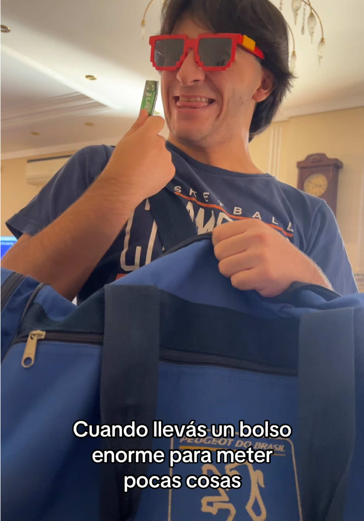 Parece que le va a sobrar un poco de espacio 😂 /Ig: losariasbothers/ #humor #hermanos #gracioso #divertido #bolsos 