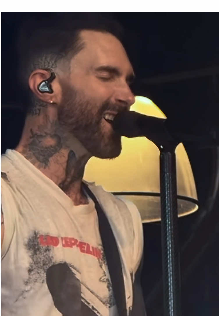 Nosso novo vídeo favorito: ‘The Sun’ ao vivo em 2025 💕 #adamlevine #maroon5 