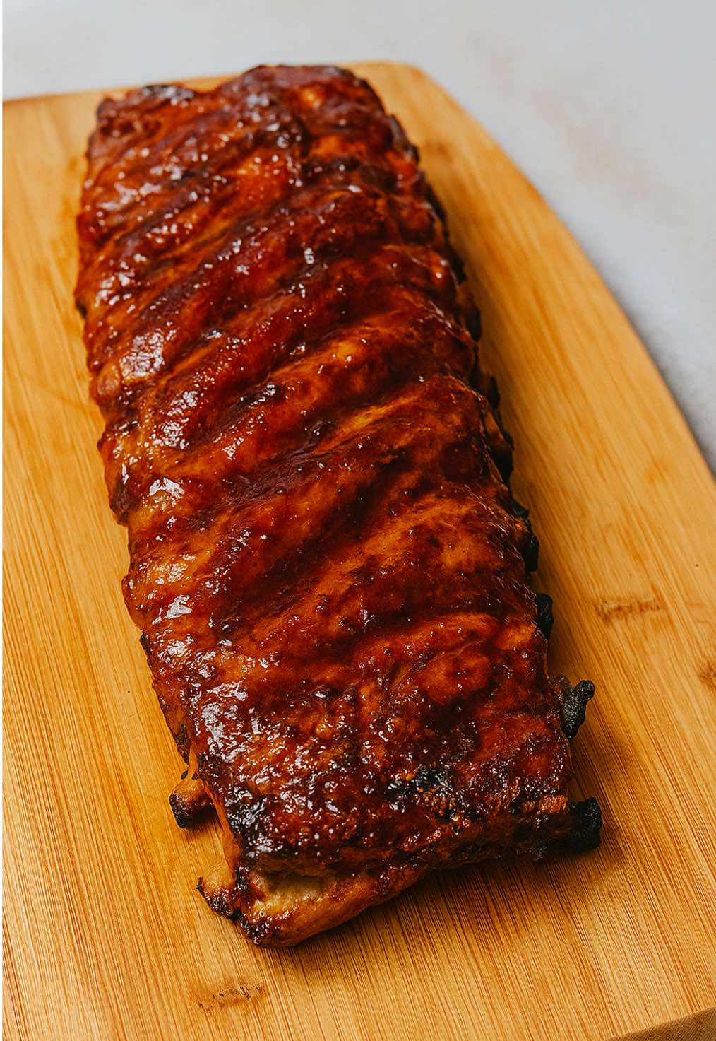 🔥✨ Costillas BBQ que se deshacen y se desprenden del hueso ✨🔥 Se las cociné a 12 influencers en la mansión @betheyofficial durante los días que estuve por ahí. ❤️ Marinadas con salsa barbacoa, vinagre, vino blanco, especias, miel y un toque de soja (opcional 😉). Cocinadas lentamente envueltas en papel de aluminio con ajo y cebolla hasta quedar jugosas y llenas de sabor. 🤤🍖 🌿 Para equilibrar: una fresca ensalada con mezclum, tomate, aceitunas, cebolla y atún. ¡El combo perfecto! 🥗💚 👉 ¿Eres más #teamcarnívoro o #teamensalada? ✨ Guarda esta idea para tu próximo antojo. #CostillasBBQ #bbq #costillasdecerdo   