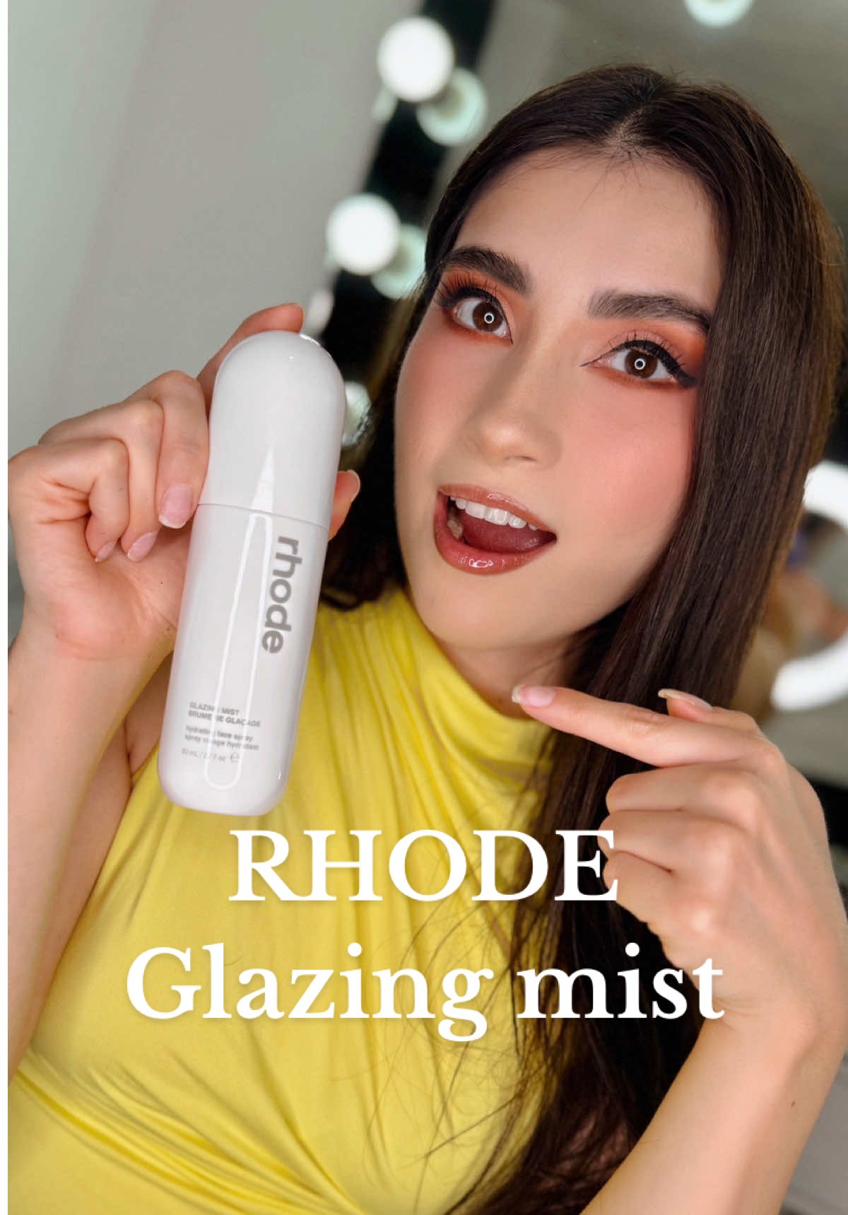 Probé el nuevo Glazing Mist de Rhode y wow amigas… sí deja la piel con ese glow tipo Hailey Bieber ✨💦. Ojo, no es fijador, es más bien un mist refrescante que puedes usar antes, después o durante el día. Yo ya lo amé 🤍 ¿Lo probarían? @rhode skin  #RhodeSkin #GlazingMist #GlowySkin #MakeupTok #CleanGirlAesthetic 