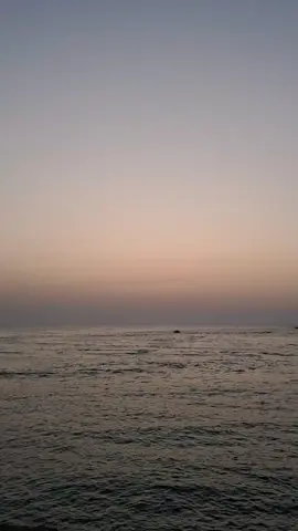 فاتت سنة حتى لجواب منهم ما وصلش. ما اقدرشى انا ع البعد دا انا ما اقدرش مستخسرين فينا المراسيل فينا المراسيل او كلمتين اتنين منهم. مستكترين دا العمر قليل العمر قليل وحرام يضيع كده من غيرهم واللي جرى لنا ما يحصلش دا ما يحصلش والحب ناره . ناره ما ترحمش *** مستخسرين مرسال يجينا تصورا مستكترين الراحة لينا استكتروا يا صبر ايوب قلبي مين هيصبره ع البعد دا. دا حرام كده صبرنا ولا صبر ايوب فى زمانه يا بشر جرحنا بعته لنا قبل اوانه القدراه يا بشر مستخسرين فينا المراسيل فينا المراسيل او ............... *** حبيناهم بعدوا عنا بالسنين   دول بعدوا عنا بالسنين وتاهوا منا قولوا لنا فين. قولوا لنا فين همناهم تعبوا قلوبنا بالأنين دول تعبوا قلوبنا بالأنين ولا يوم شفنا  ومظلومين مظلومين دي السنين سألت عليهم  السنين والحنين  أهو بيناديهم  الحنين نسأل مين ع الحلوين  ع الغايبين ولا حد شاف بالحب أيام زينا  ولا حد داق المر ده يوم قبلنا مستخسرين فينا المراسيل فينا المراسيل او ............... *** إيه  إيه  ياهوى  ؟ آخرتها إيه  ياهوى ؟ استنّيناهم  ولا سألوا فينا  ولا جتنا منهم  كلمه تراضينا وبعدين معاهم ياهوى ؟ ليه  ليه  ياهوى  تتعبنا ليه ياهوى ؟ ترجّيناهم  يحسّوا بينا غلي كلامهم  قوي علينا في ليل لقاهم  ياهوى فين ياهوى  ضاعت سنين  لكن فداهم دول نور عينينا  واحنا عشانهم  ياما ضحّينا ولا نسيناهم ياهوى مين ياهوى  ؟ يشفينا مين  ؟ الهوى  بس يداوينا  لما قلوبهم  تحن لينا ونسمع نداهم ياهوى أغلى الحبايب  ومهما عملوا  فينا وجرّحونا  دول مننا باين عليهم  مهما فاتونا أو غلّبونا  دول أهلنا اغلى الحبايب مستخسرين فينا المراسيل فينا المراسيل او ...............🎶❤️👑 . . . #ميادة_الحناوي #فاتت_سنة #مياده_الحناوى #مياده_الحناوي #page_old_songs 