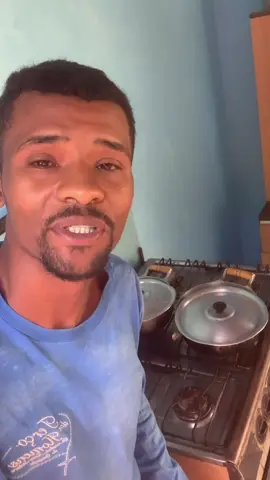 Estou aqui na beira do fogão fazendo aquele arroz e feijão #monetizartiktok #tiktokviralvideo 