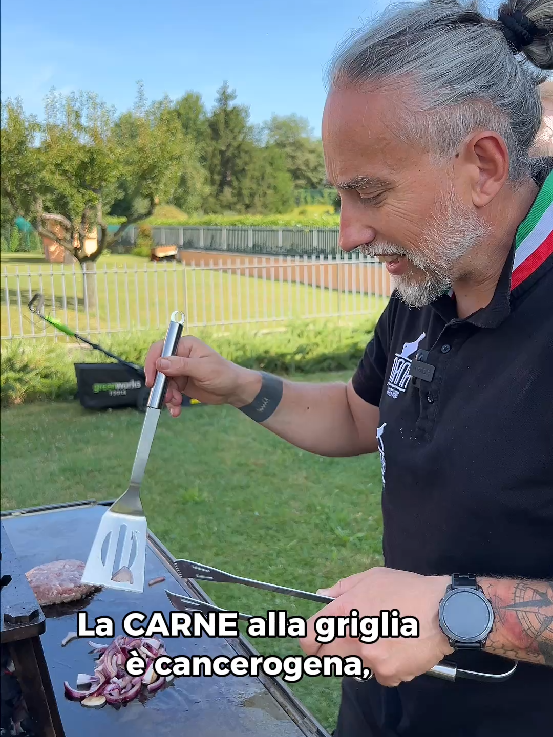 ❌ “La carne è cancerogena” → Ca$$ate. ✅ La verità? Ogni alimento, se cotto male, può sviluppare sostanze potenzialmente nocive. Il punto non è demonizzare la carne, ma rispettarla: scegliere materia prima di qualità, trattarla con cura e soprattutto cuocerla nel modo corretto. 🔥🥩 Noi lo diciamo sempre: la differenza la fa la cultura della carne. Più conoscenza → meno fake news → più gusto (e salute). #NanaMeatWine #BBQCulture #RespectTheMeat #FoodTok #dryagedsteak #carne #cottura #grigliata