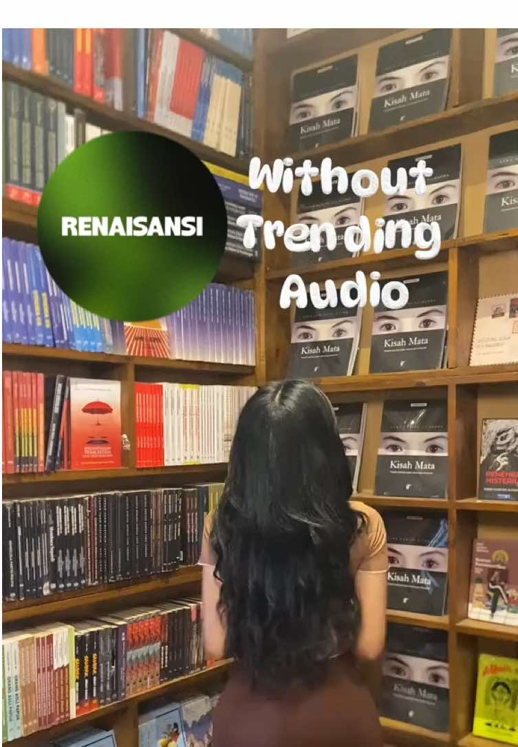📍 Rekomendasi Slowbar dengan Konsep Library Bar di Jogja Utara @Renaisansi Coffee  Renaisansi Coffee adalah destinasi ngopi baru yang elegan di Sleman Yogyakarta. Lokasinya ada di Jl. Semeru No.A 01 Ngabean Wetan Sinduharjo Ngaglik Sleman. Aksesnya sangat mudah dijangkau baik dengan mobil maupun motor dan sudah jelas tersedia di Google Maps. Coffee shop ini menghadirkan konsep slowbar dengan nuansa library bar. Interiornya bersih rapi dengan sentuhan rustic dari lantai parket dan pencahayaan warm yang menenangkan. Rak rak buku di sini bukan hanya dekorasi semata melainkan bisa dibaca secara gratis bahkan dibeli. Suasana ini membuat Renaisansi Coffee nyaman untuk membaca berdiskusi maupun bekerja. ☕ Menu kopi lengkap mulai dari espresso based manual brew coffee milk hingga non coffee. Saat saya datang ada empat line up beans lokal yaitu Citiis dan Flores Manggarai dari Berdjaja Roastery serta Arjuna dan Arabica Gayo dari Klenik Kopi Roastery. Saya mencoba Flores Manggarai natural panas dengan body silky dan sweet cenderung caramel. Aftertaste clean balance bahkan tetap konsisten meskipun sudah lama saya diamkan. 💰 Harga mulai dari 15000 rupiah saja. Sangat terjangkau untuk kualitas seduhan premium. Pelayanannya ramah baristanya asik untuk diajak diskusi dan mampu menyesuaikan seduhan sesuai request. 📚 Yang unik dari tempat ini adalah koleksi bukunya yang lengkap. Dari fiksi non fiksi sampai saya menemukan Bhagavad Gita yang ternyata bisa dibeli juga. ✨ Fasilitas sangat mendukung. Tersedia WiFi stabil colokan listrik di hampir semua area area non smoking yang luas smoking area outdoor serta toilet bersih. Tempat ini cocok untuk mahasiswa pekerja kantoran pecinta specialty coffee hingga ciwi ciwi yang suka foto cantik di coffee shop. 📌 Renaisansi Coffee masih soft opening sejak 16 Agustus 2025 jadi ada promo menarik untuk pengunjung. Kalau kamu sedang mencari coffee shop elegan di Jogja Utara yang menghadirkan kopi lokal berkualitas dengan konsep unik library bar Renaisansi Coffee wajib masuk daftar kunjunganmu. ✅ 30 Hashtag SEO #coffeeshopjogja #coffeeshopsleman #renaisansicoffee #slowbarjogja #librarybarjogja                         