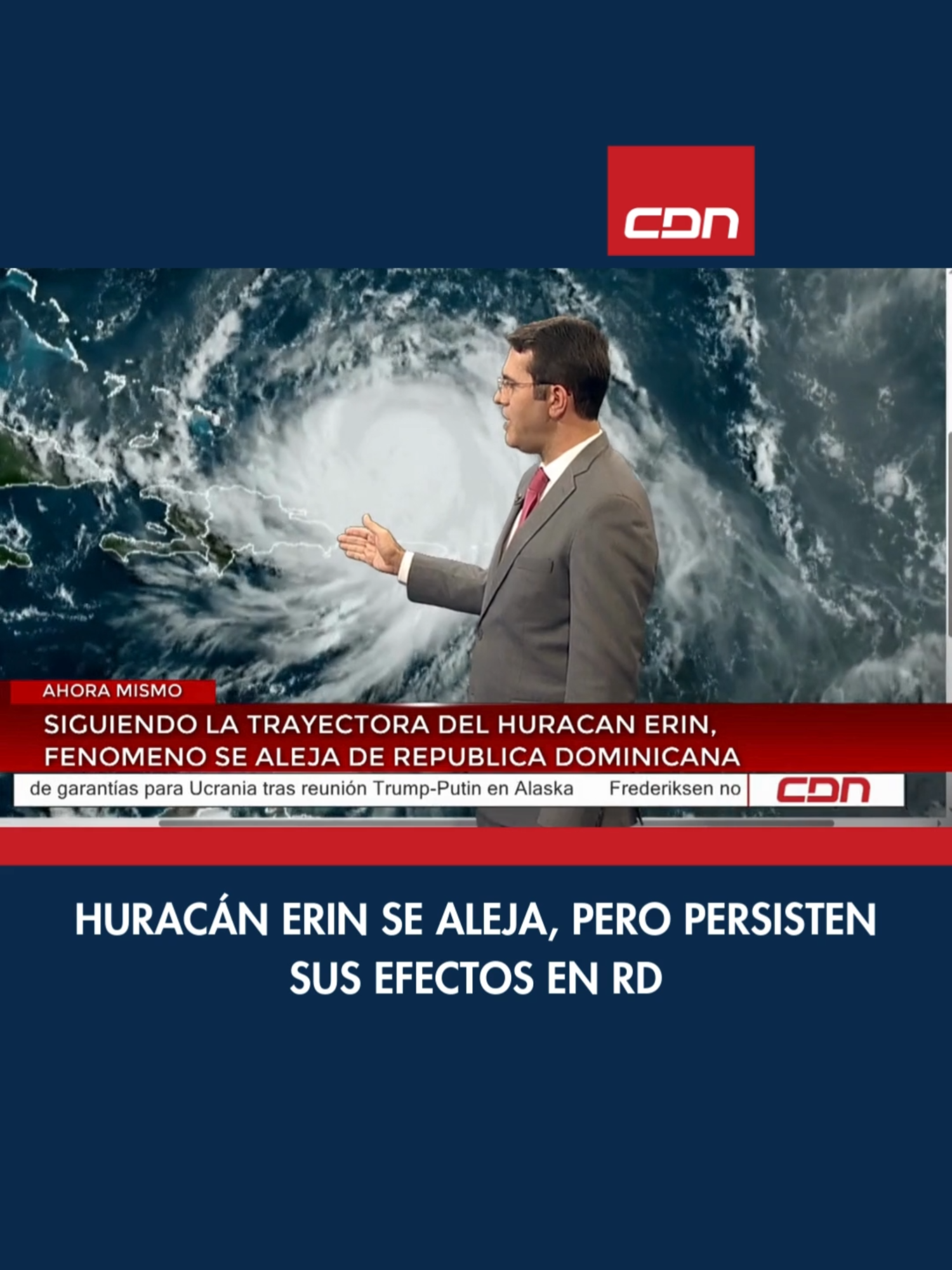 El analista meteorológico Jean Suriel informó este domingo que el ojo del huracán Erin comienza a alejarse del territorio dominicano. Sin embargo, sus efectos aún se sienten en las zonas costeras, por lo que las autoridades mantienen los niveles de alerta ante posibles lluvias intensas y ráfagas de viento, especialmente hacia el este, noreste y región norte del país. Se recomienda a la población mantenerse atenta a los boletines oficiales. Amplía esta y otras informaciones en el enlace de nuestra bio. Consulta más contenidos en Linkin.bio.   #CDN #CDN37 #Noticias #NoticiasRD #RepúblicaDominicana #Nacionales #HuracánErin #AlertaMeteorológica