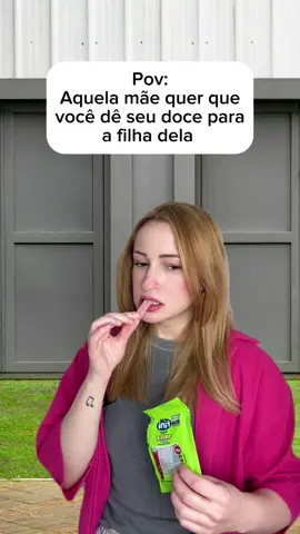 Dê o doce para ela 