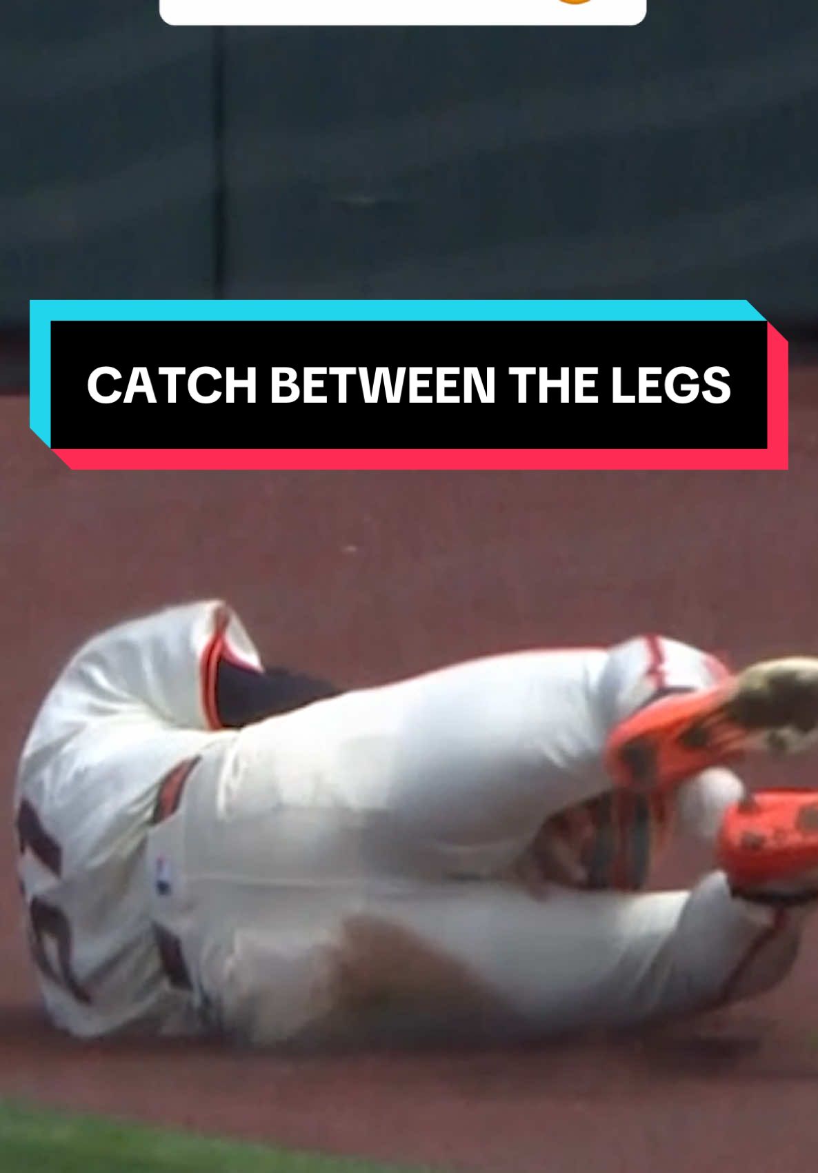 Jung Hoo Lee caught it BETWEEN HIS LEGS! #MLB #Giants #JungHooLee #catch 