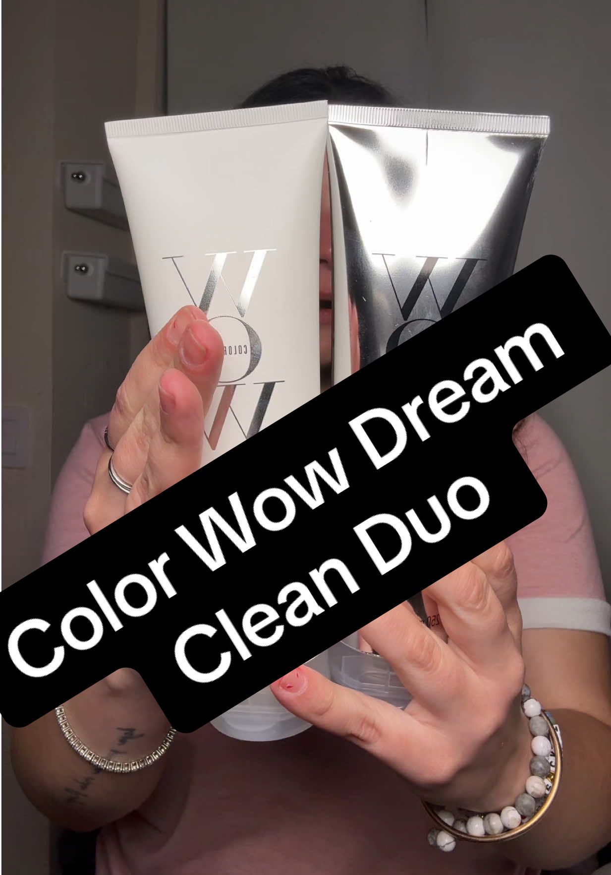 Color Wow Dream Clean Duo (cabello fino a normal) Este dúo transforma el cabello fino desde el primer lavado. El shampoo no contiene siliconas ni ingredientes que se queden acumulados, así que limpia a profundidad sin dejar residuos que opaquen el brillo o irriten el cuero cabelludo. No engrasa ni reseca, y la espuma es súper rica. El acondicionador es ligero pero hidratante, con aceite de argán que deja el cabello suave, brillante y manejable sin apelmazarlo. Además, ofrece protección térmica en tres niveles, ideal si usas calor. Es perfecto si tienes el cabello delgado, se siente limpio, ligero y con más vida desde el primer uso. #TikTokShopCreatorPicks #Tiktokshopcreator #TikTokShopBacktoSchool #cabellofino #rutinedecabello  
