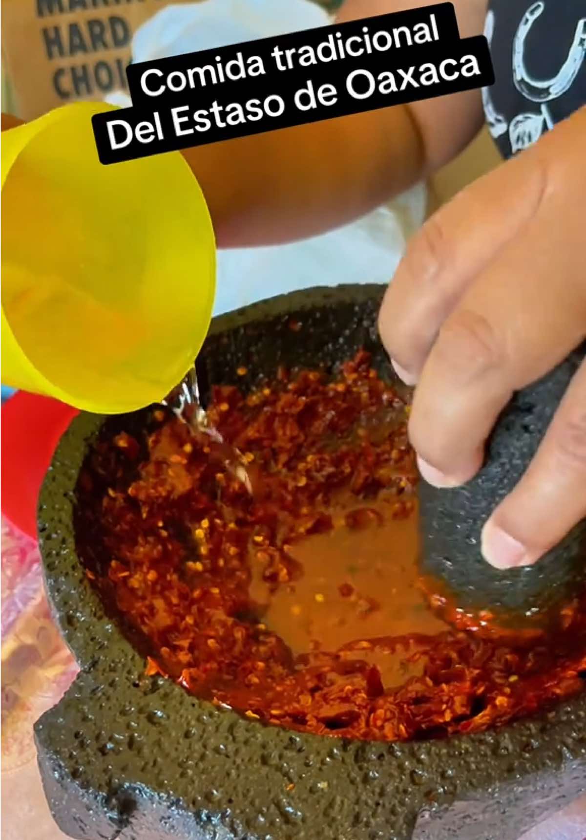 Comida tradicional del Estado de Oaxaca Hierba mora con chile seco y un limoncito 😋 #paratiiiiiiiiiiiiiiiiiiiiiiiiiiiiiii #parati #salsa #pyfツ #molcajete 