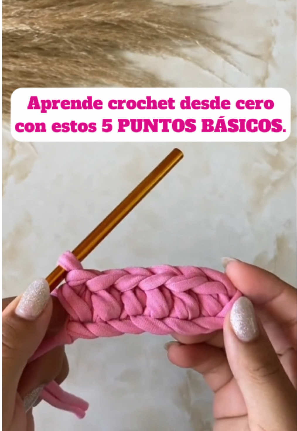 ¿Quieres aprender crochet pero no sabes por dónde empezar? 💕. El secreto está en dominar los puntos básicos: cadeneta, punto bajo, punto bajísimo, medio punto alto y punto alto. Estos son la base de absolutamente todos los proyectos que vas a tejer, desde bolsos hasta accesorios únicos. ✨ Con este tutorial paso a paso, descubrirás que el crochet no solo es fácil, sino también terapéutico: cada puntada te relaja, te conecta contigo misma y te da la satisfacción de crear algo con tus propias manos. 🧶 👉 Guarda este video, compártelo con tu amiga que también quiere aprender y empieza a transformar tu creatividad en piezas únicas. #crochetparaprincipiantes #aprendecrochet #puntosbasicoscrochet #trapillo 