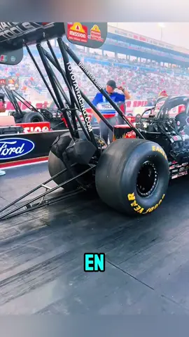 En drag racing, los equipos limpian las llantas para evitar que la suciedad cause pérdida de control. Créditos: ➡️@antronbrowntf (TT) ➡️mr.gotuc (TT) Este video tiene únicamente fines educativos e informativos y no constituye asesoramiento legal, médico ni financiero.