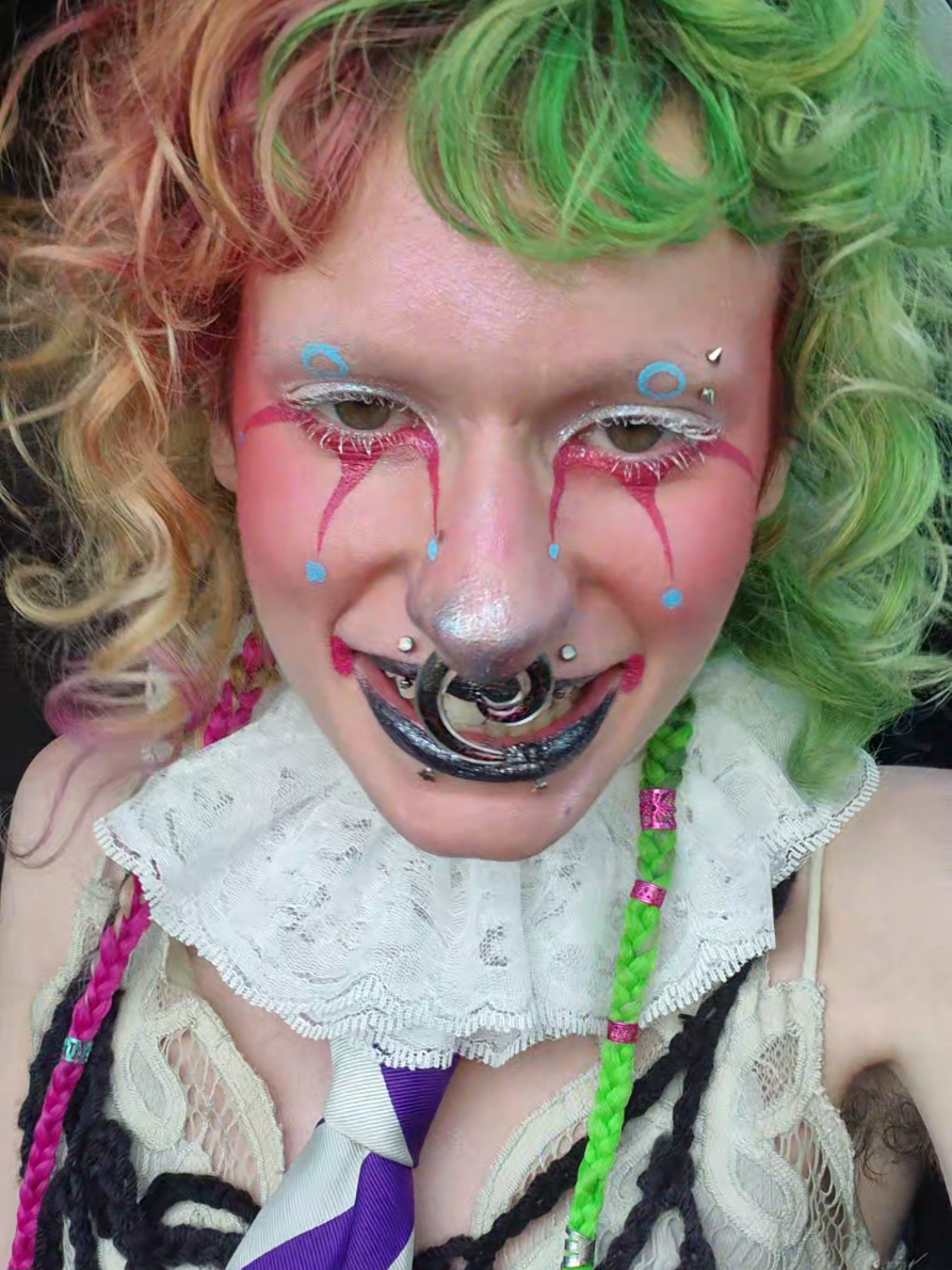 i couldn't even finish the video LMAOO her face is frying meeee #lesbian #wlw #nblw #foryou #clown 
