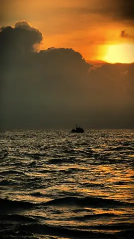 Bạn đã là người lớn rồi: “Đừng vì một đoạn tình cảm dở dang mà để lòng mình rối ren mãi.  Sau này, điều khiến bạn hối hận không phải là mất đi một người, mà là từng để bản thân gục ngã vì một người đã chọn rời đi. Yêu hết lòng là chuyện của cảm xúc. Nhưng sống tử tế với chính mình mới là lựa chọn cần giữ lấy đến cuối cùng.” #sunset #sea #xuhuongtiktok #fypシ゚ #foryou 