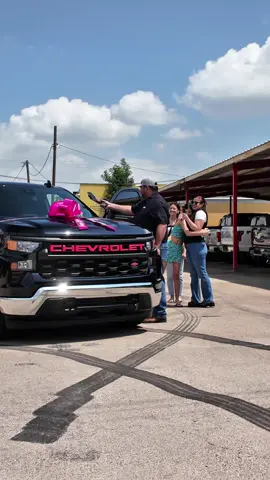 SPECIAL GIFT💝   SOLD‼️🔥Headed to Angleton Tx🛻💨🥳 🧁Happy Birthday 🎉 Thank you trusting McAllen Motorcars with your purchase 🎉 we appreciate it! 😊 #gift #truckgift #sweet16 #silverado #pink 