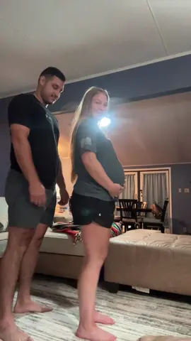 🤩 get you a man who can pick you and your baby up🥰   #fyp #28weekspregnant #trend #lovemyman 