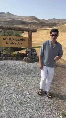 کشتی نوح در مرز ایران!… اینجا، در دل کوه‌ های شرق ترکیه و شهر دوغوبیازیت، جاییه که خیلی‌ها باور دارن کشتی حضرت نوح پس از طوفان بزرگ بر زمین نشسته. منطقه‌ای به نام دورپینار درست کنار کوه آرارات، شکلی شبیه کشتی عظیم نوح رو در دل زمین نشون می‌ده. چه حقیقت تاریخی باشه، چه نشانه‌ای از ایمان، بودن در این مکان حس عجیبی  رو منتقل می‌کنه… 🌍🕊️ سال ۱۹۵۹ یک خلبان ترک به نام «ایلحان دورپینار» در عکس‌های هوایی شکلی شبیه کشتی پیدا کرد. • سال ۱۹۶۰ گروهی برای تحقیق رفتند اما گفتند این ساختار طبیعیِ. • دهه ۱۹۸۰ دوباره پژوهشگرها از کالیفرنیا سراغش رفتند بقایا پیدا کردند و جنجال جهانی راه افتاد • و در نهایت، سال ۱۹۸۷ دولت ترکیه این محل رو رسماً به عنوان پارک ملی کشتی نوح ثبت کرد.