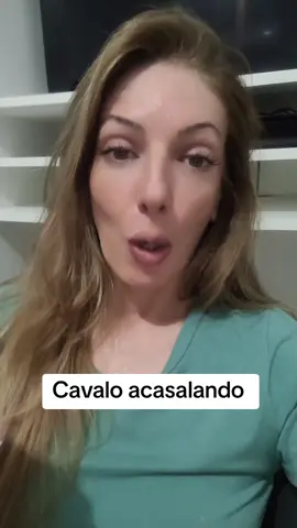 Cavalo à casa alando