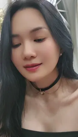 nghiêng bóng dài đèn soi bước chân