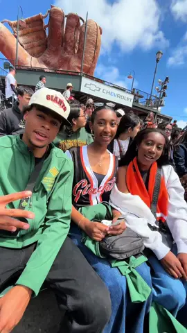 Dons pop out to the @San Francisco Giants game🤩⚾️💚💛 so so fun!!! #usfca #giants #baseballszn #sanfrancisco #college #bayarea #fypシ 