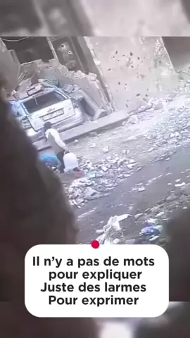 Des images exclusives récemment obtenues par Al Jazeera capturent le moment Deux hommes ont ensuite été vus récupérer son corps 