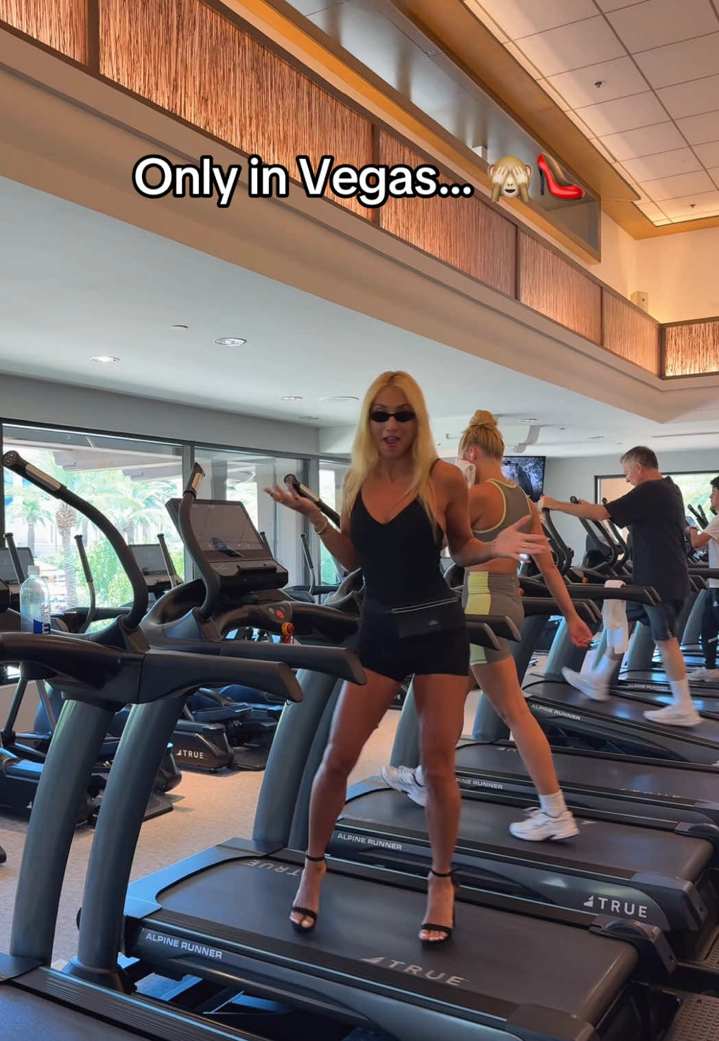 Only in Vegas…. I think it’s time for me to go home 🙈😂 #arianagrande #sidetoside #gym 