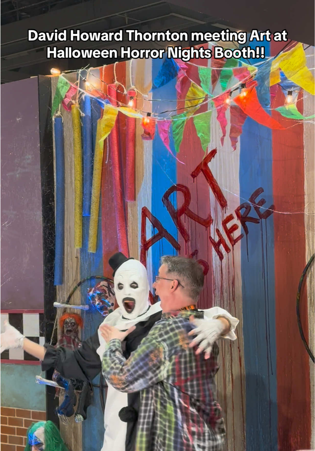 The real Art the Clown meeting Universal Studios HHN Art!!! Can’t wait to see Art the Clown in the fog soon!!! 😶‍🌫️🤡🖤 @Universal Studios Hollywood @Halloween Horror Nights @David Howard Thornton #midsummerscream #horrorconvention #arttheclown #terrifier #halloweenhorrornights 