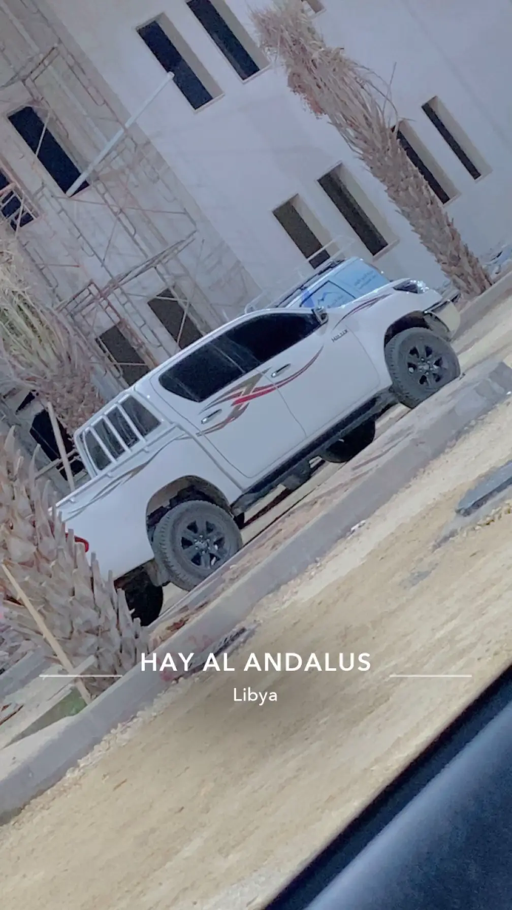،