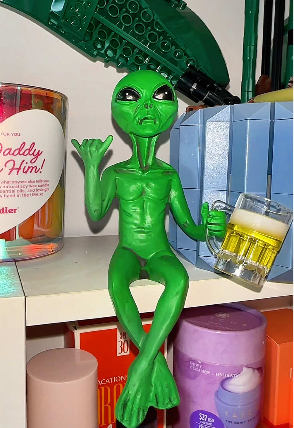 You guys I am cracking up😆🤪 I find the most hilarious things on here!!! LOLLLL👽👾🛸 #aliens #deskdecor #shelfdecor #funnygifts #whiteelephantgift 