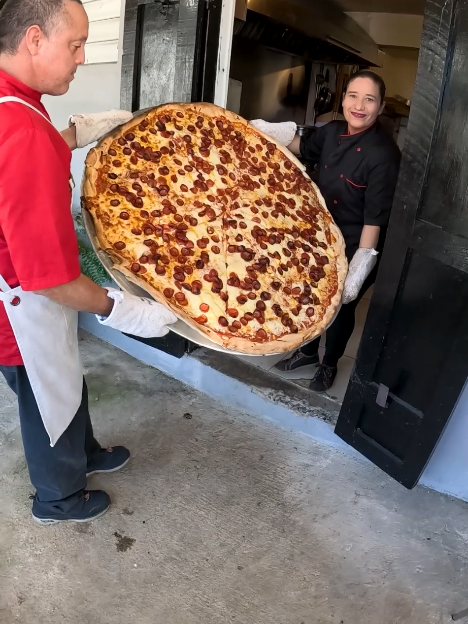 De Lao Pa Poder Sacarla 😁🍕 la Mas Grande del Campo ❤️🇵🇷 42 Pulgudas.. 500 Peperoni 🧀🫕 Pastas en Ruedas Parmesano !!  #puertorico #pizza #chinchorreo #mayaguez #gigante 