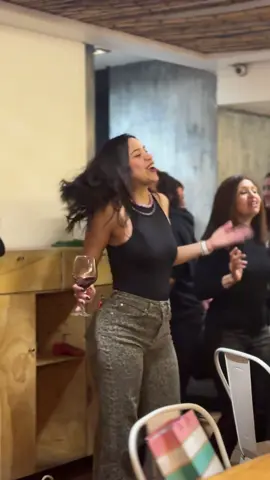 🎤 Esa canción que te deja sin aire… aquí se canta con rabia, risa y la copa bien llena. 🍸 En Bar Margarita no hay lágrimas… ¡solo brindis por lo bien que se está sin él! 💃🔥 🎶 DJ + SHOW EN VIVO todos los días 📍 Constitución 36, Patio Bellavista – STGO 🕔 Desde las 17 hrs | Lunes a Domingo ✨ Dress code: Semi formal 📲 Reserva en @barmargarita.cl 💋 Aquí no curamos corazones… los encendemos. #BarMargarita #ModoDespecho #SantiagoDeChile #Bellavista #NocheDeChicas 