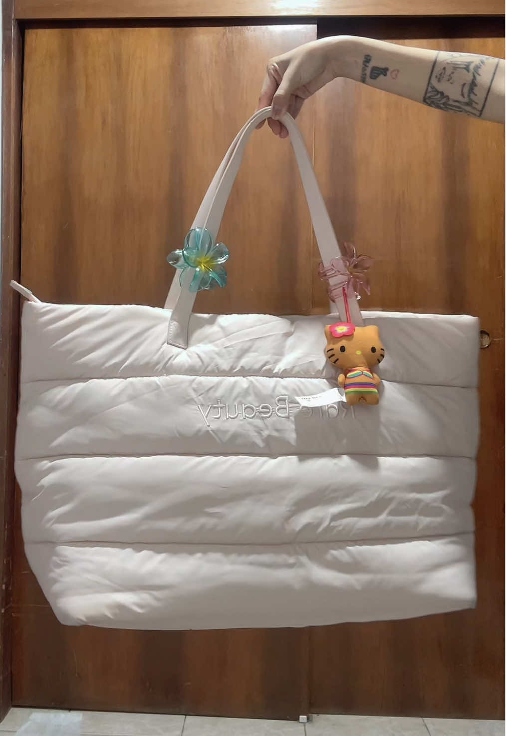 Mi favorita en cuanto las vi 🌺🏝️ 🏄‍♀️👙🐚 #hellokitty #mcdonalds #kitty 
