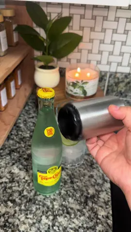 Ahora quiero ser yo la que abre todas las botellas 🫣 #bottleopener #destapador #viral #foryoupage #opener 
